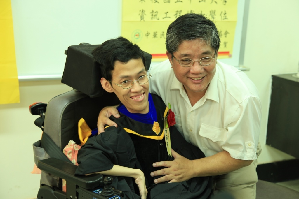 父子開心擁抱(另開新視窗/jpg檔)圖片