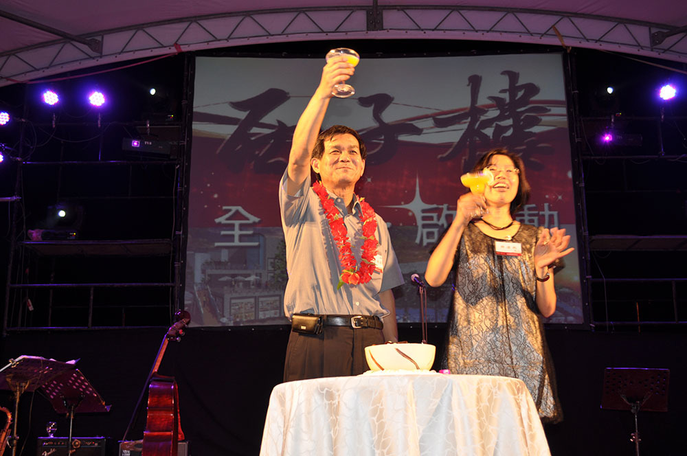 校長夫婦舉杯祝福眾人健康平安,中山大學校運昌隆(另開新視窗/jpg檔)圖片