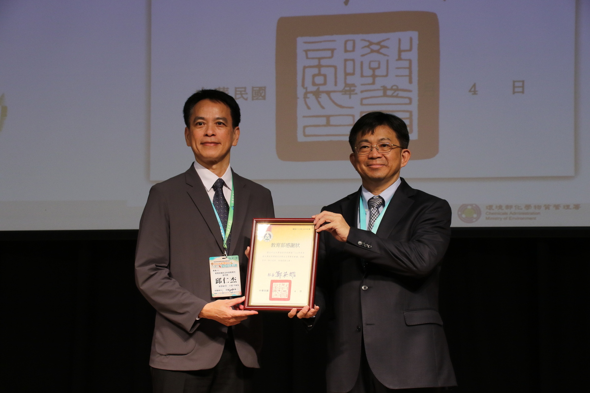 教育部資訊及科技教育司副司長邱仁杰頒發感謝狀予中山大學校長李志鵬（右）。(另開新視窗/jpg檔)圖片