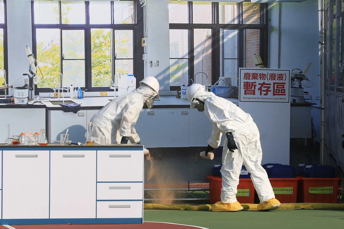 為增進校園在化學物質事故的應變能力，今年特別加碼舉辦「實驗室意外事故處理演練」，模擬廢液處理與氫氟酸操作時的突發事件，呈現正確第一線應變方式。(另開新視窗/jpg檔)圖片