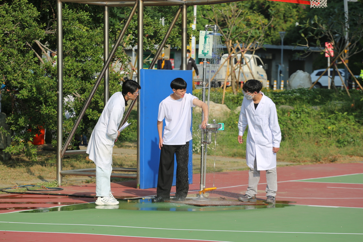 為增進校園在化學物質事故的應變能力，今年特別加碼舉辦「實驗室意外事故處理演練」，模擬廢液處理與氫氟酸操作時的突發事件，呈現正確第一線應變方式。(另開新視窗/jpg檔)圖片