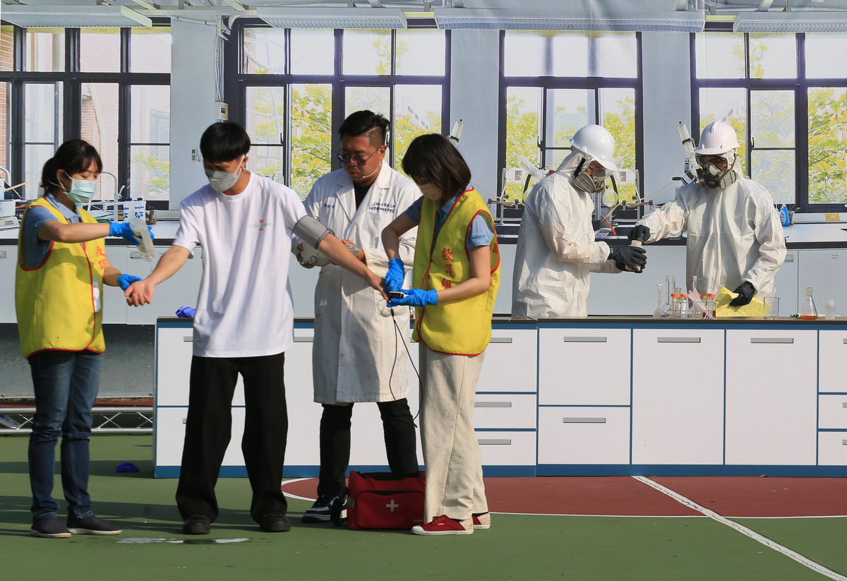 為增進校園在化學物質事故的應變能力，今年特別加碼舉辦「實驗室意外事故處理演練」，模擬廢液處理與氫氟酸操作時的突發事件，呈現正確第一線應變方式。(另開新視窗/jpg檔)圖片