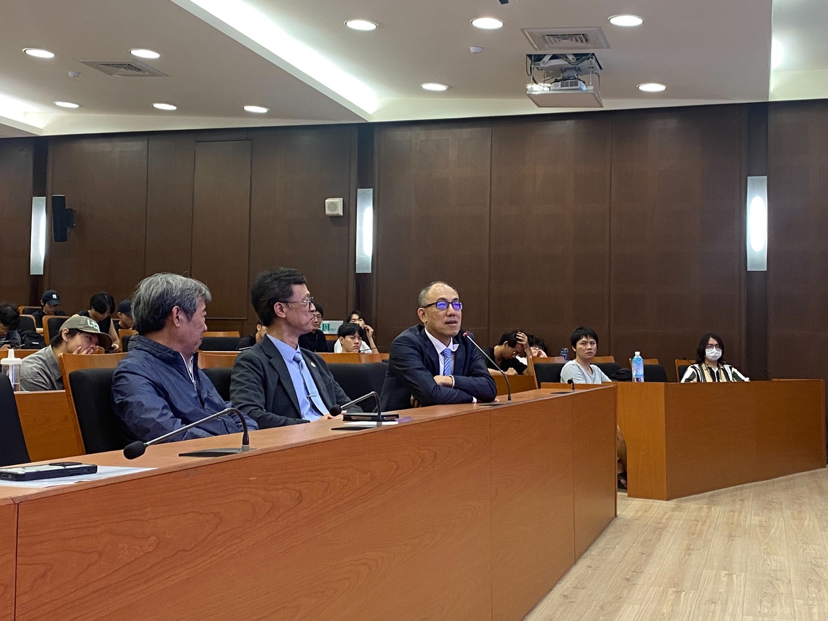 國立清華大學南部校友會會長王智立博士蒞臨演講現場,與講者熱烈互動(另開新視窗/jpg檔)圖片
