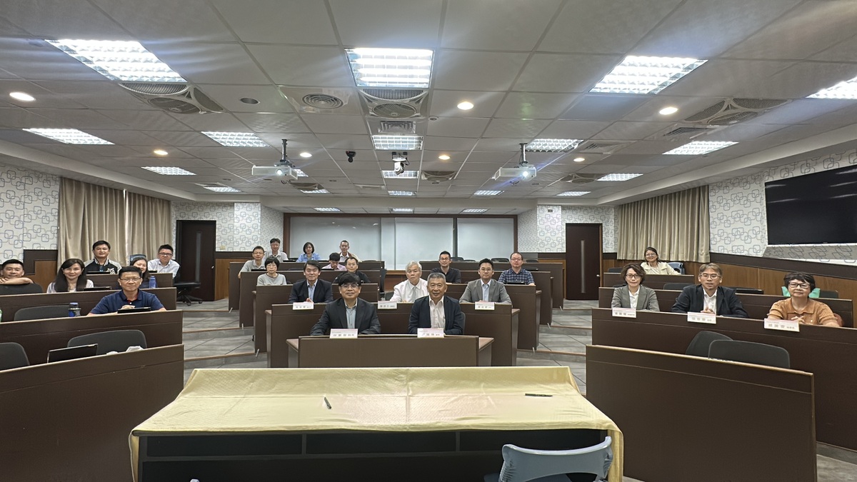 中山大學管院系所主管群與企業合作夥伴代表共同見證簽署儀式，期未來雙方共構社會實踐參與機制。(另開新視窗/jpg檔)圖片