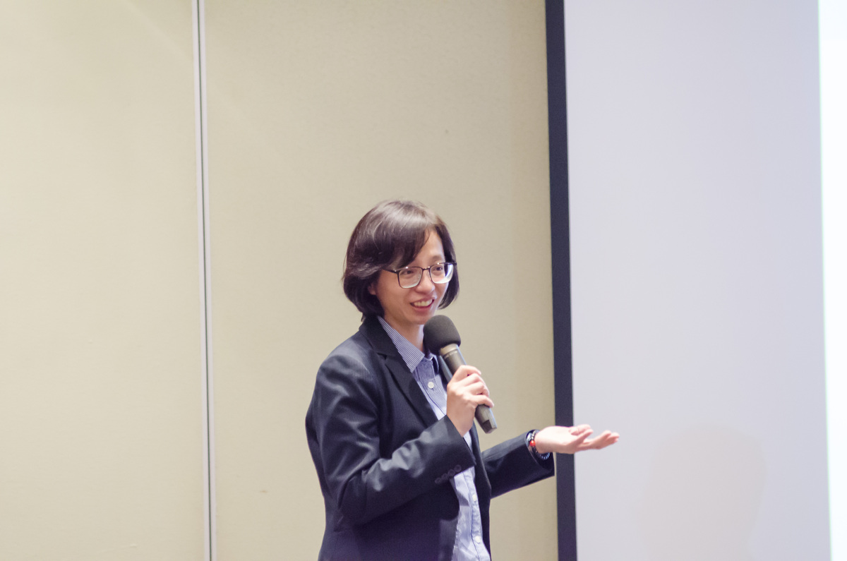 國立中山大學管理學院EMBA執行長蔡佳芬主持圓桌論壇「單邊主義下企業的衝擊與因應策略」。(另開新視窗/jpg檔)圖片