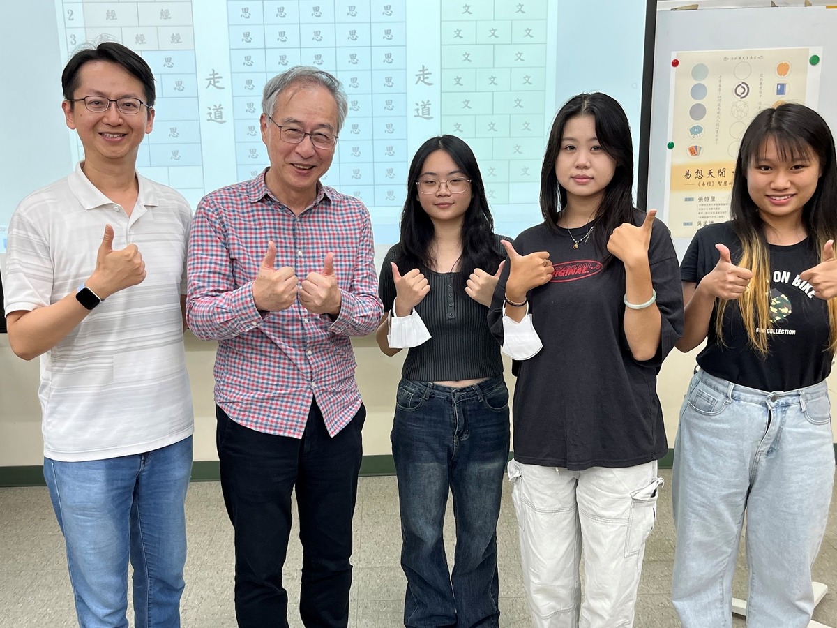 吳孟謙老師（左一）、張憶里博士（左二）與三位種子教師合影(另開新視窗/jpg檔)圖片