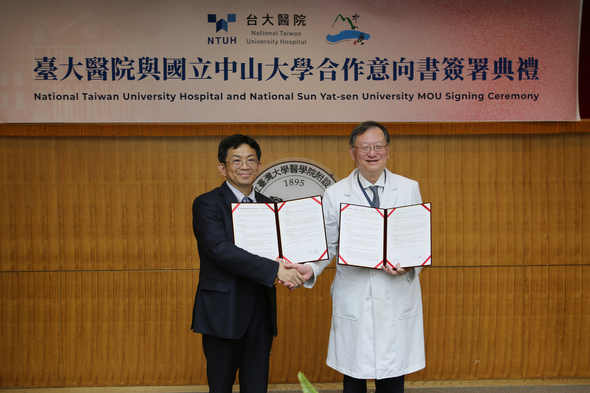 中山大學校長李志鵬（左）與臺大醫院院長余忠仁代表簽署合作意向書（MOU），將國家頂尖醫學中心等級的醫療與研究資源導入南臺灣，全面提升高屏地區的醫療服務品質。(另開新視窗/jpg檔)圖片
