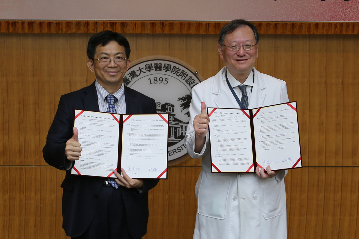 中山大學校長李志鵬（左）與臺大醫院院長余忠仁代表簽署合作意向書（MOU），將國家頂尖醫學中心等級的醫療與研究資源導入南臺灣，全面提升高屏地區的醫療服務品質。(另開新視窗/jpg檔)圖片
