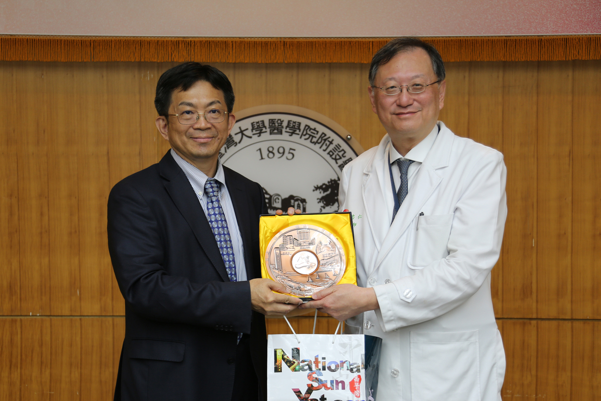中山大學致贈紀念品予臺大醫院(另開新視窗/jpg檔)圖片