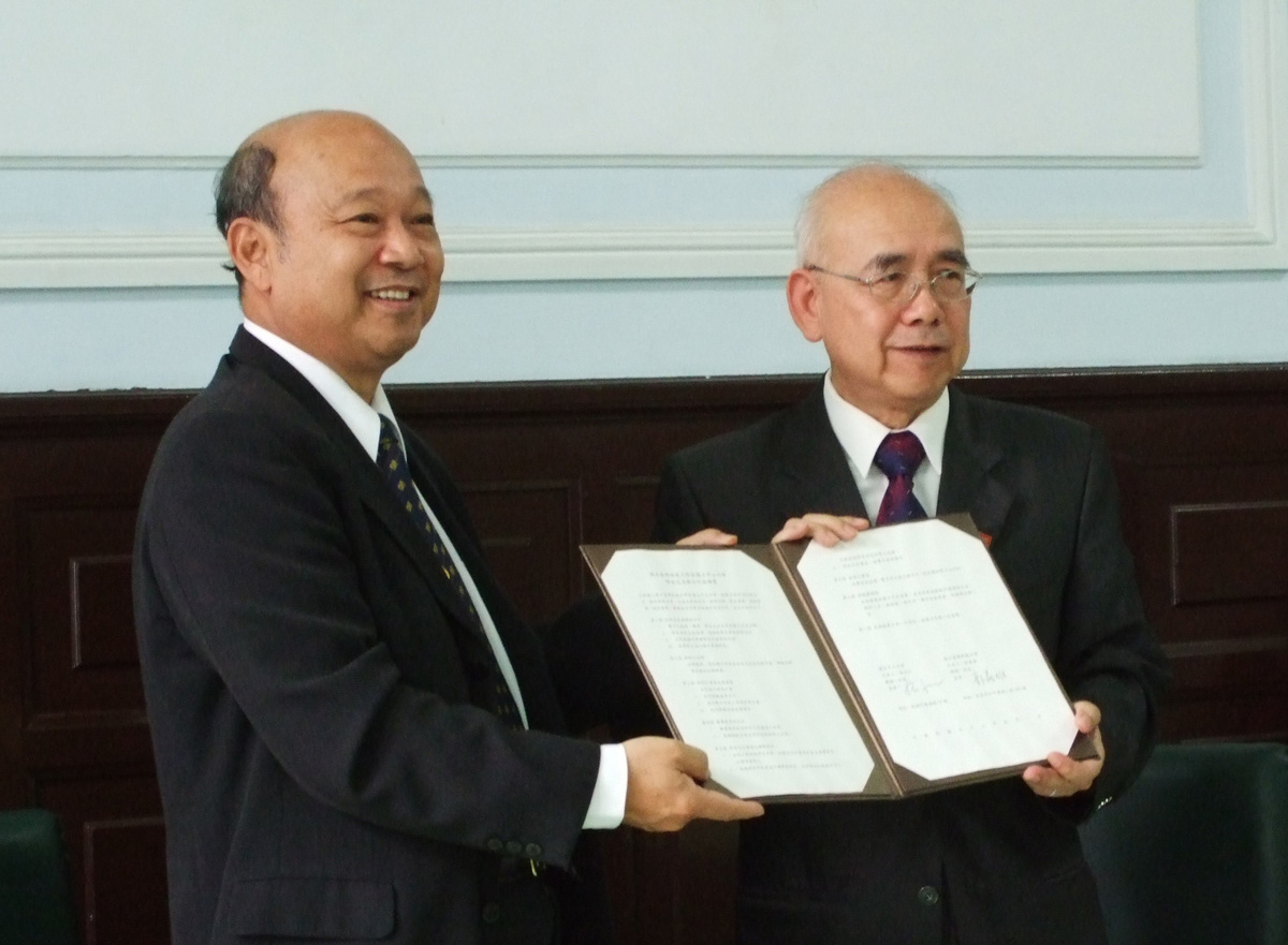 中山大學校長張宗仁（左）與臺師大校長郭義雄（右）簽訂學術交流與合作協議書(另開新視窗/jpg檔)圖片