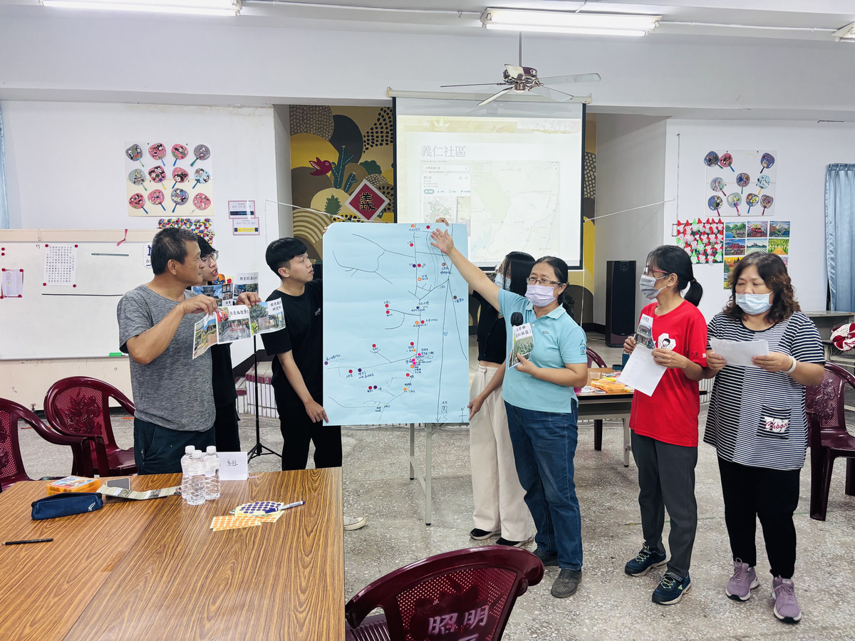 社區居民上台分享地圖中的景點與故事(另開新視窗/jpg檔)圖片