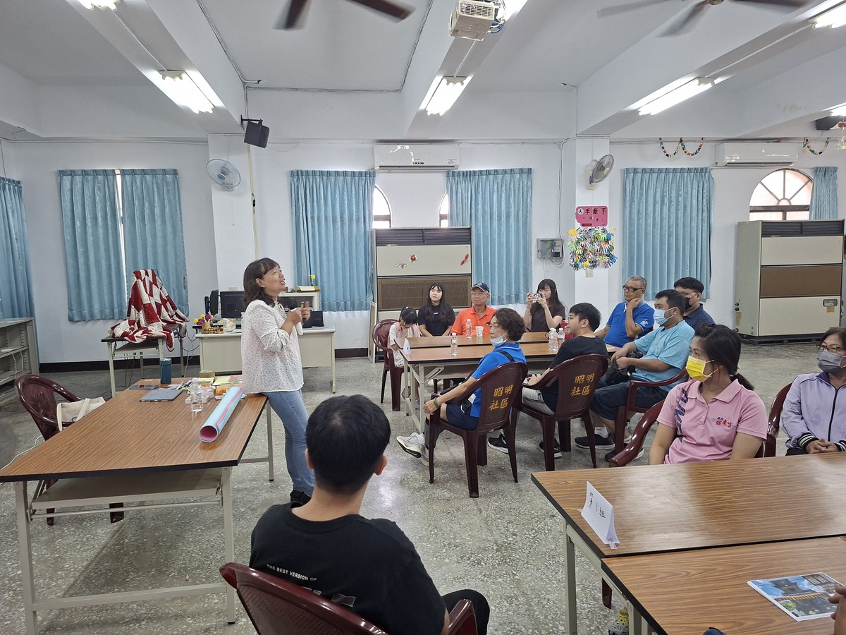 講師引導社區居民認識社區地圖繪製要領(另開新視窗/jpg檔)圖片