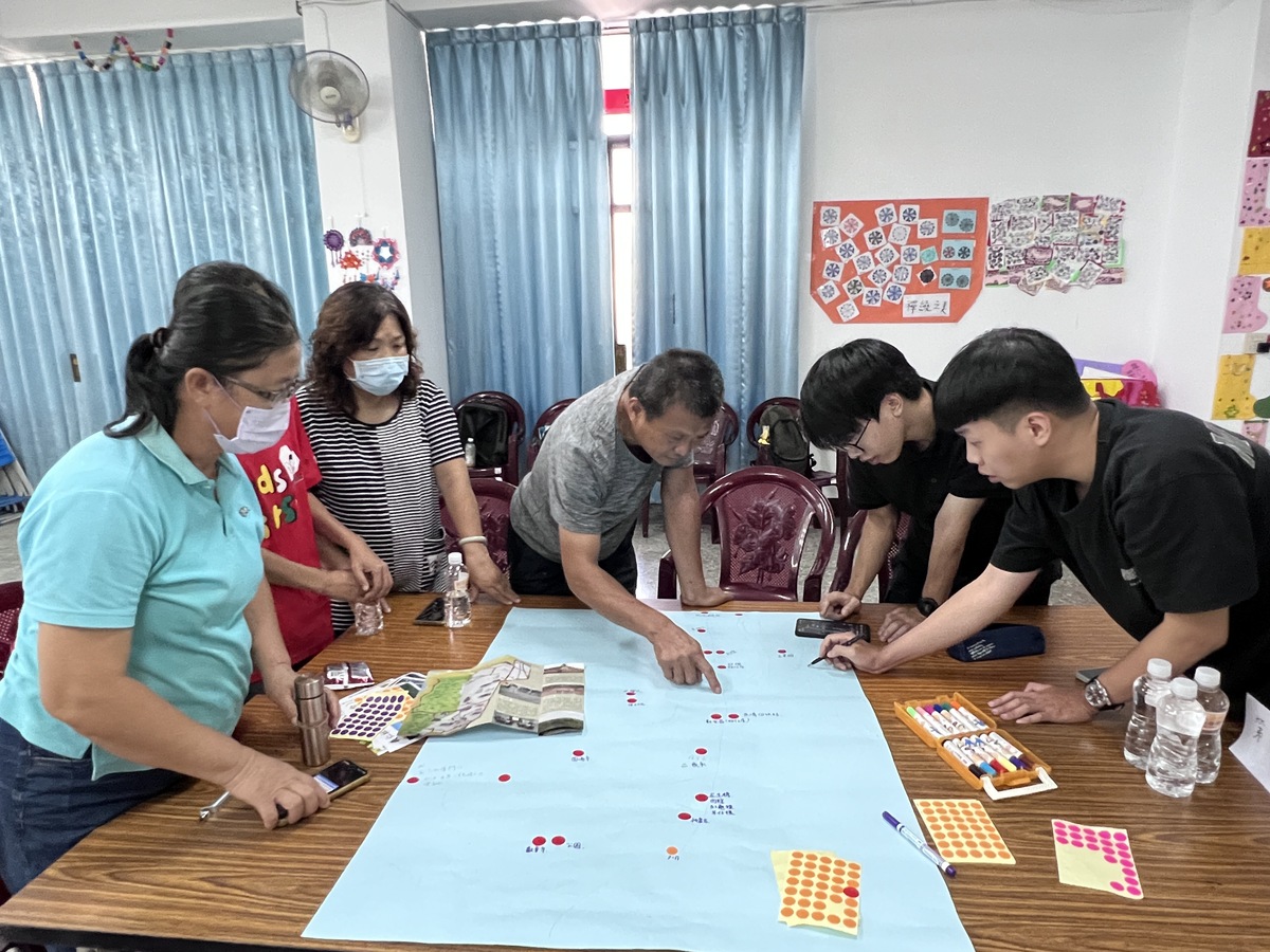 公事所學生與社區居民共同討論社區代表性景點(另開新視窗/jpg檔)圖片