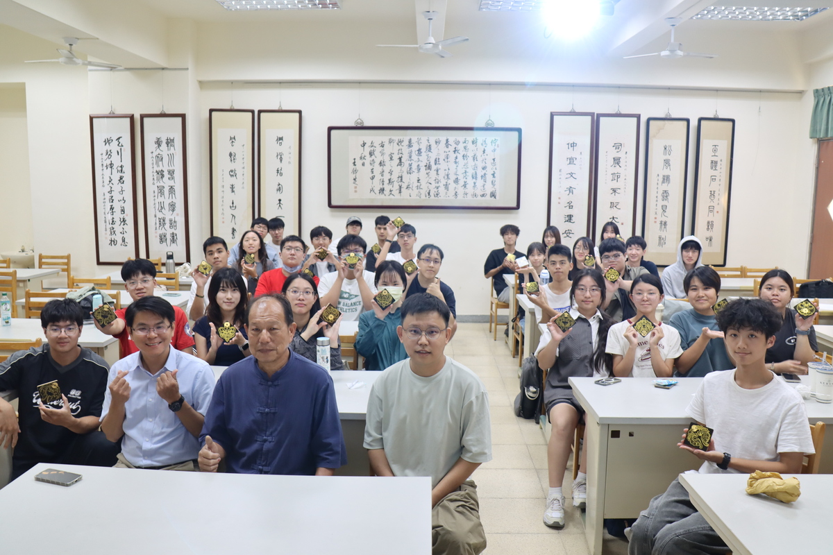 師生與作品合影(另開新視窗/jpg檔)圖片