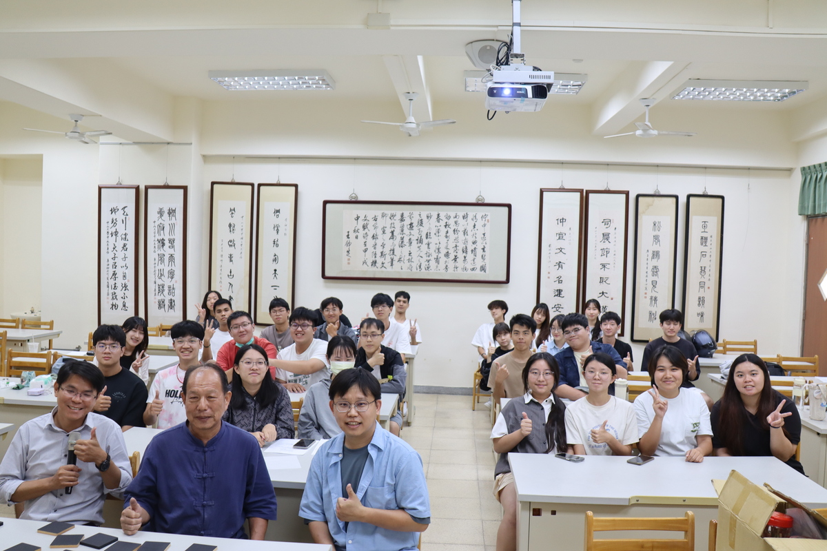 中文系「臺灣民間信仰文化」課程邀請高雄市無形文化資產傳統彩繪保存者蘇榮仁、彩繪匠師蘇靖倫父子以「傳統彩繪的技與藝」帶領學生認識傳統工藝底蘊。(另開新視窗/jpg檔)圖片