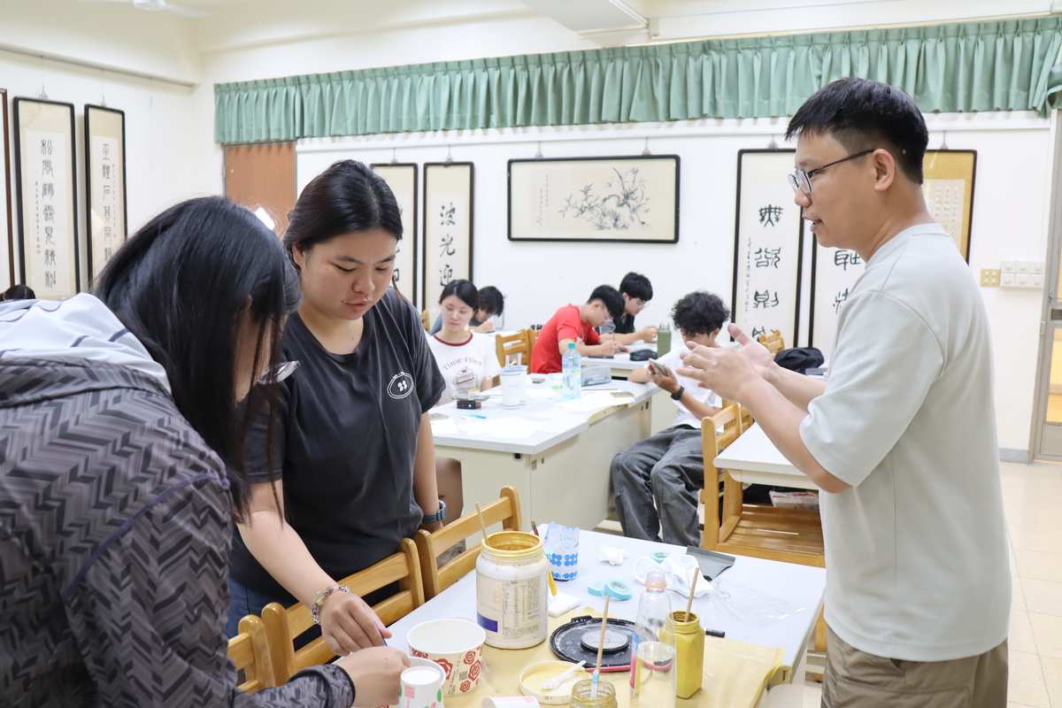 指導學生彩繪(另開新視窗/jpg檔)圖片