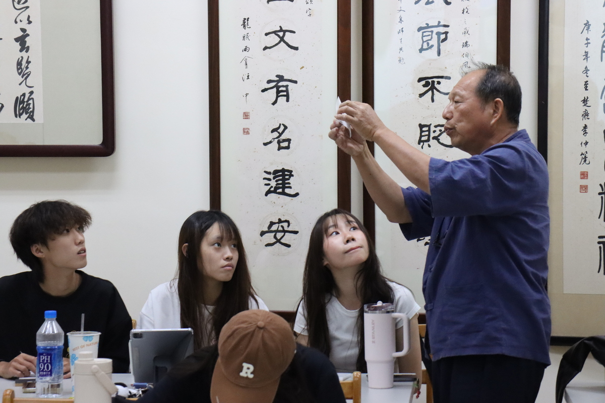 指導學生彩繪(另開新視窗/jpg檔)圖片