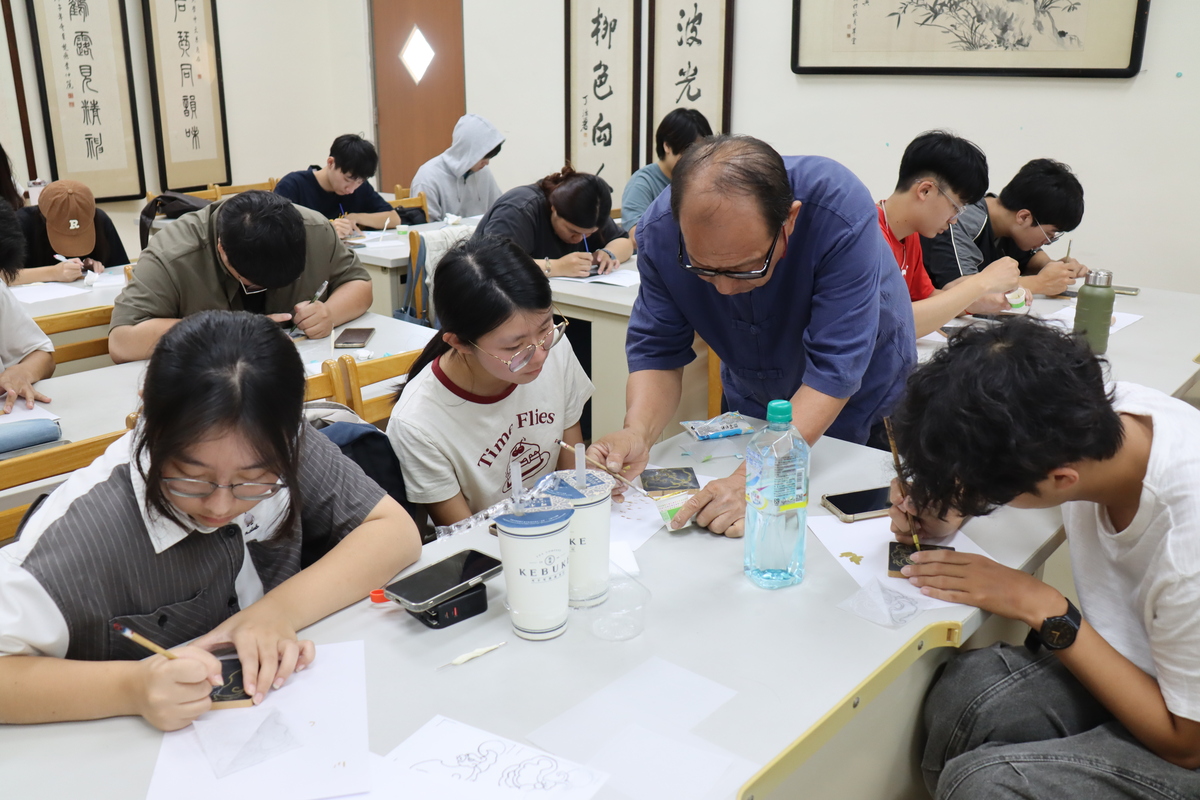 指導學生彩繪(另開新視窗/jpg檔)圖片