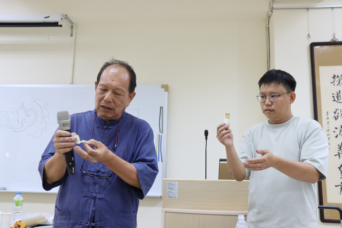 蘇榮仁、蘇靖倫老師示範貼金箔方式(另開新視窗/jpg檔)圖片