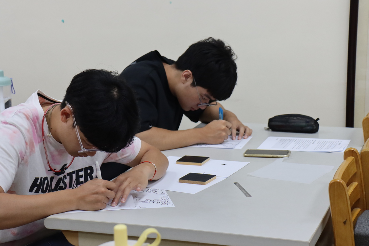 學生專注打稿描邊(另開新視窗/jpg檔)圖片