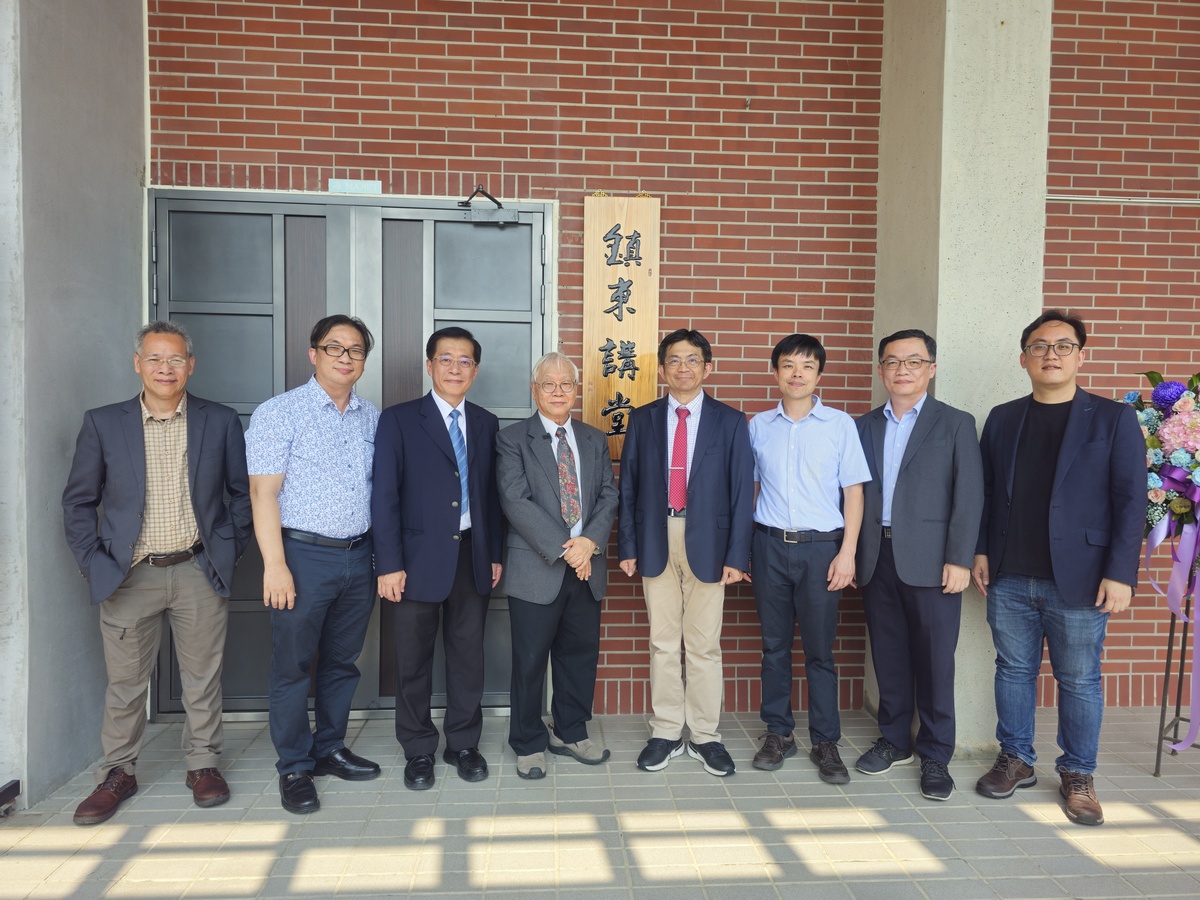 揭牌典禮貴賓（左起）文學院院長賴錫三、副校長郭紹偉、副校長許博欽、講座教授陳鎮東、校長李志鵬、副校長林宗賢、國家實驗研究院台灣海洋科技研究中心主任廖德裕及海科院院長李政賢共同剪綵揭牌。(另開新視窗/jpg檔)圖片