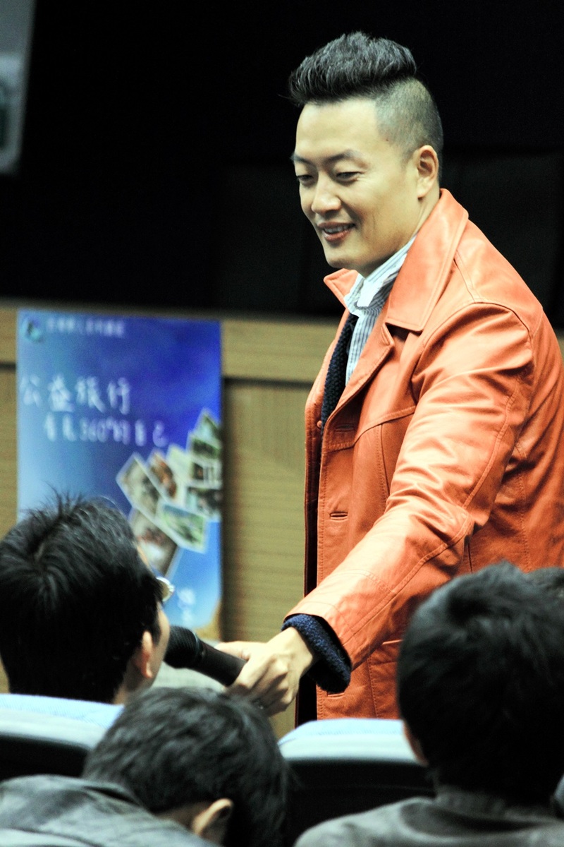 褚士瑩與觀眾互動(另開新視窗/jpg檔)圖片
