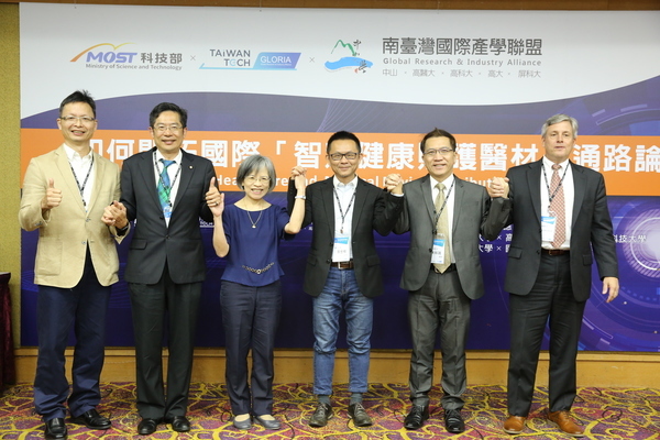 在如何開拓國際建康照護醫材通路論壇中, 邀請在美國有22年實務行銷通路經驗的專家、及在產、學、研領域具備豐富經驗的專家學者，與企業面對面交流、商討前進美國智慧健康照護醫材市場的實戰經驗。由左至右工研院生醫所所長林啟萬、台灣工程科技與應用醫學學會理事長張文瀚、陽明大學ICF暨輔助技研究中心主任李淑貞、南臺灣國際產學聯盟執行長張世楠、杰成商務總經理朱裕誠及合夥人MARK WEISBROD。(另開新視窗/jpg檔)圖片