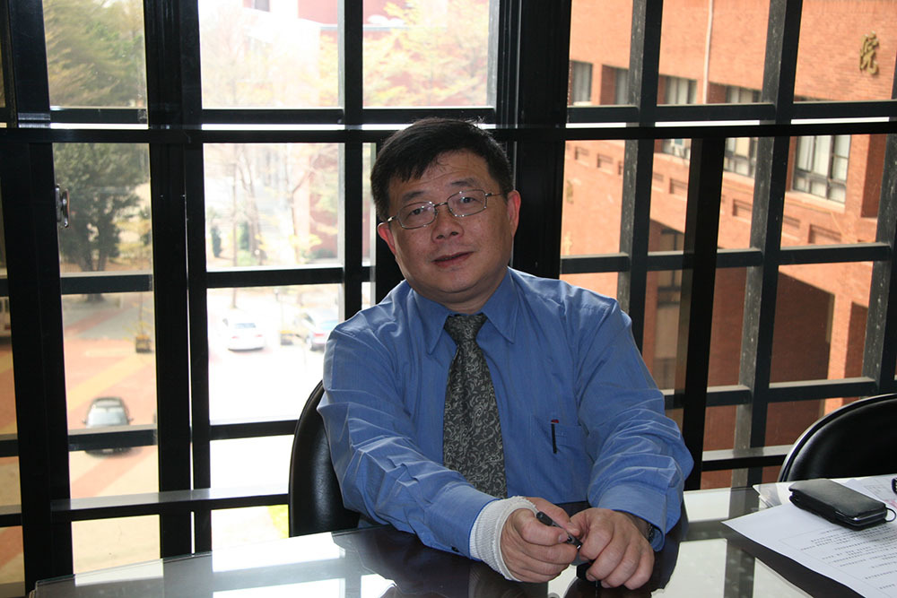 學務長李清潭每日走路上下班(另開新視窗/jpg檔)圖片