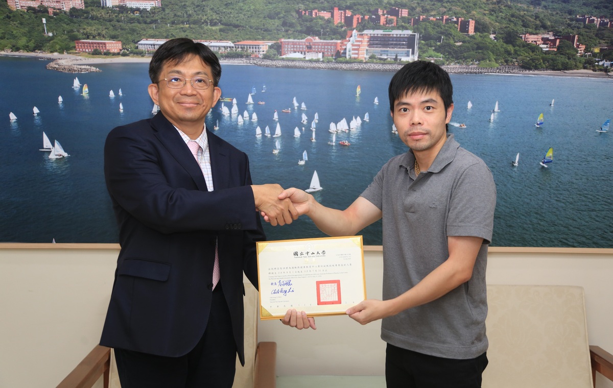 國立中山大學延攬優秀體育人才加入教學團隊,今宣布聘任「臺灣桌球教父」莊智淵擔任副教授一職,左為中山大學校長李志鵬。(另開新視窗/jpg檔)圖片