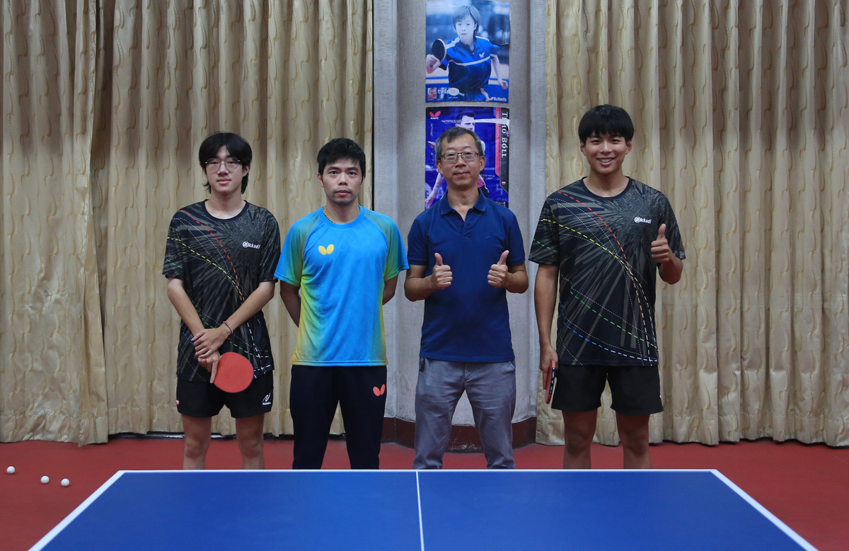 莊智淵(左二)、中山大學西灣學院運動與健康教育中心副教授羅凱暘(左三)與桌球校隊隊員(另開新視窗/jpg檔)圖片
