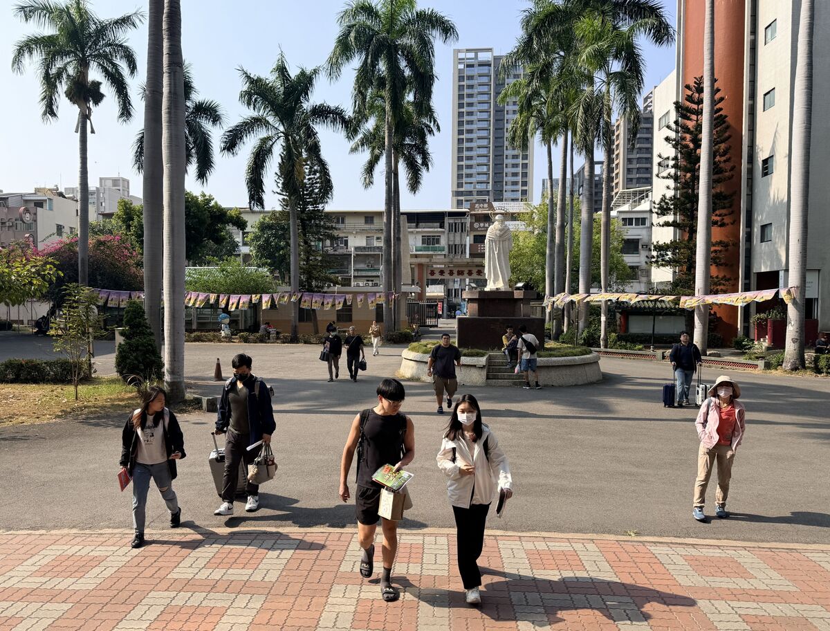 國立中山大學第五屆學士後醫學系招生筆試登場，考生步入道明中學試場。(另開新視窗/jpg檔)圖片