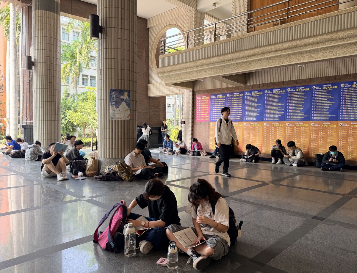 考生把握時間做最後複習衝刺。(另開新視窗/jpg檔)圖片