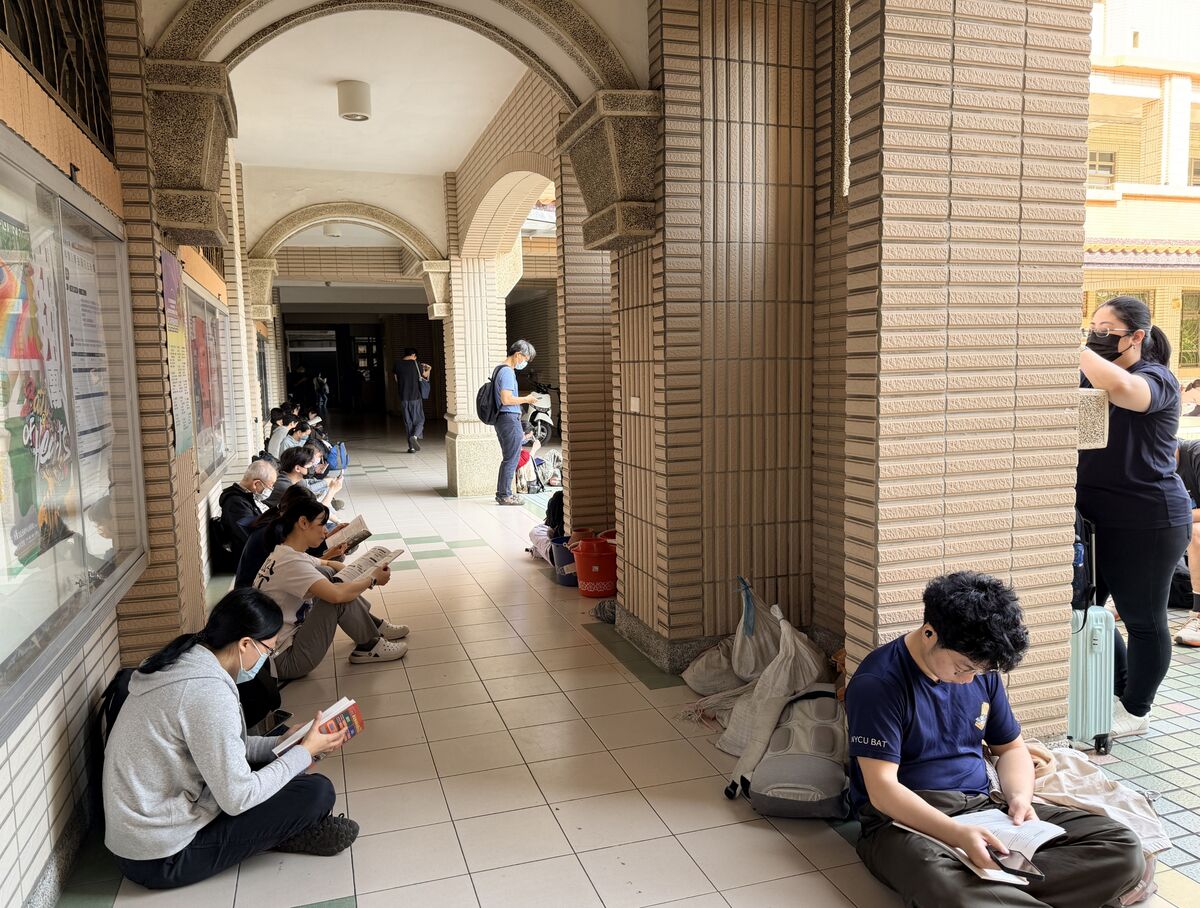 考生把握時間做最後複習衝刺。(另開新視窗/jpg檔)圖片