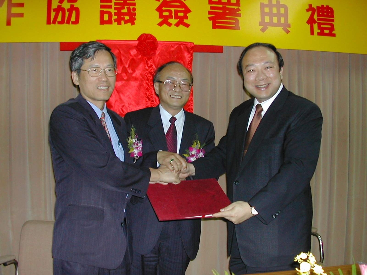 劉維琪校長代表與工研院院長史欽泰、董事長翁政義共同簽署「合作協議書」。(另開新視窗/jpg檔)圖片