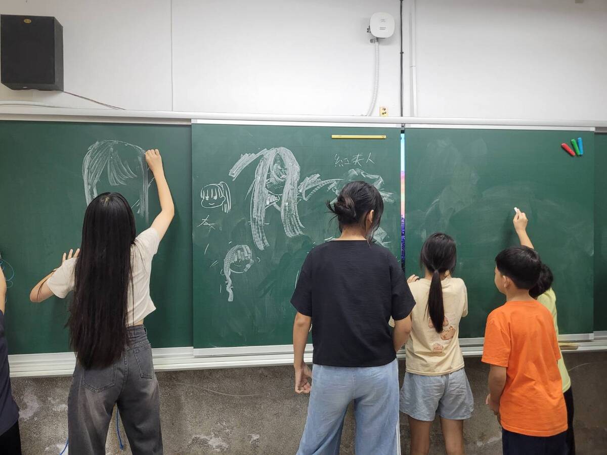 下課時間孩子們的揮灑創意創作(另開新視窗/jpg檔)圖片