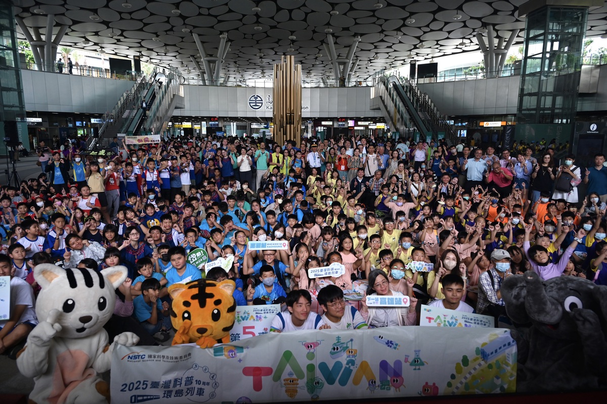 科普列車十週年高雄站活動合影(另開新視窗/jpg檔)圖片