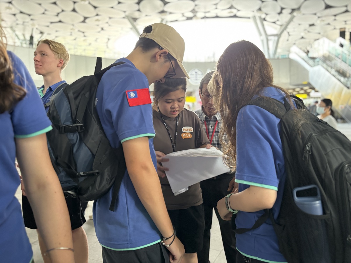 中山大學人科學程學生向外籍生介紹活動(另開新視窗/jpg檔)圖片