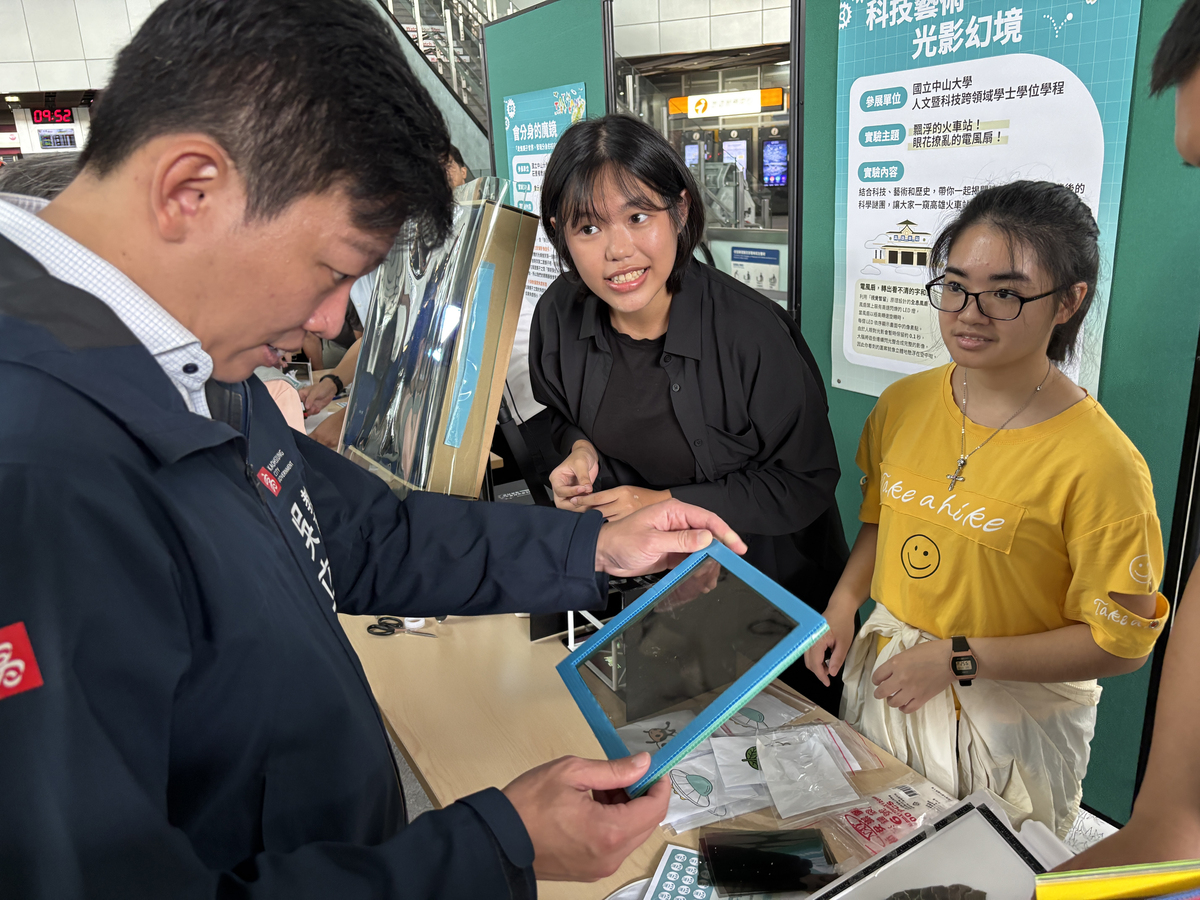 中山人科學程學生向教育局吳立森局長介紹實驗(另開新視窗/jpg檔)圖片