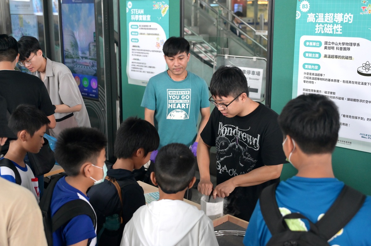 中山大學物理系科普攤位(另開新視窗/jpeg檔)圖片