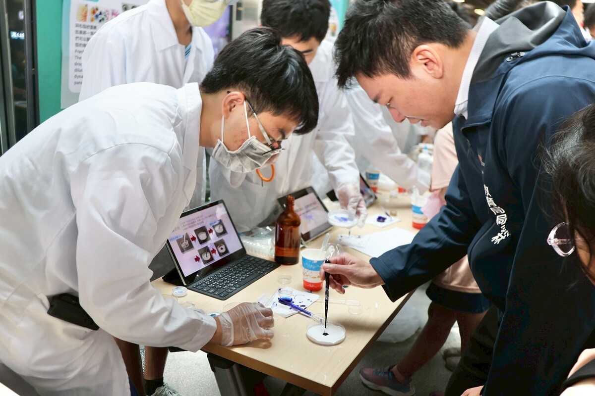 吳立森局長體驗科學實驗(另開新視窗/jpg檔)圖片