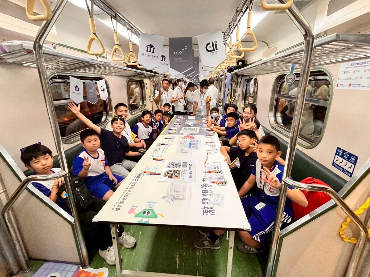 學童搭乘科普列車(另開新視窗/jpg檔)圖片