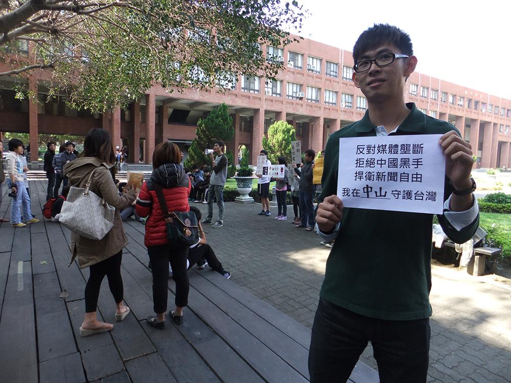 同學拍照相挺(另開新視窗/jpg檔)圖片