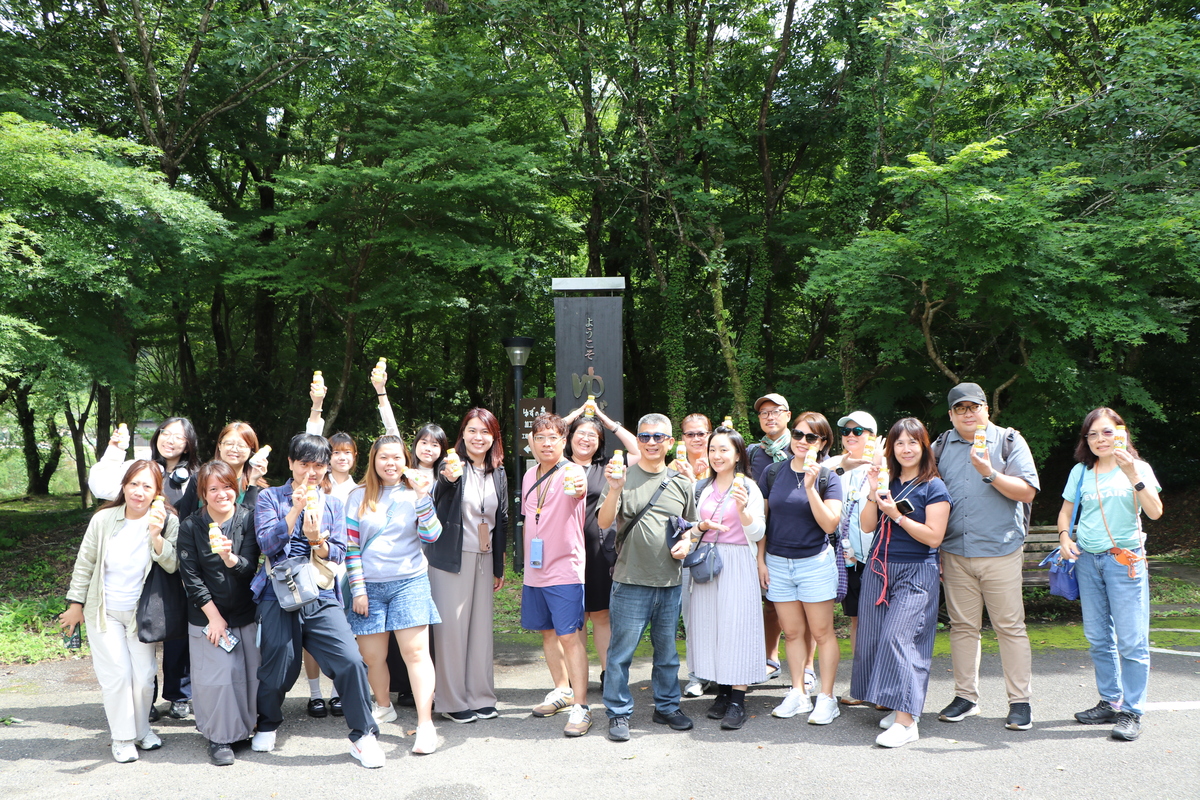師生於高知馬路村與當地知名的柚子汁合影。利用通學步道的設計與看板解說，了解馬路村建構柚子的完整產業鏈，並透過生動的圖樣設計深化品牌印象。(另開新視窗/jpg檔)圖片