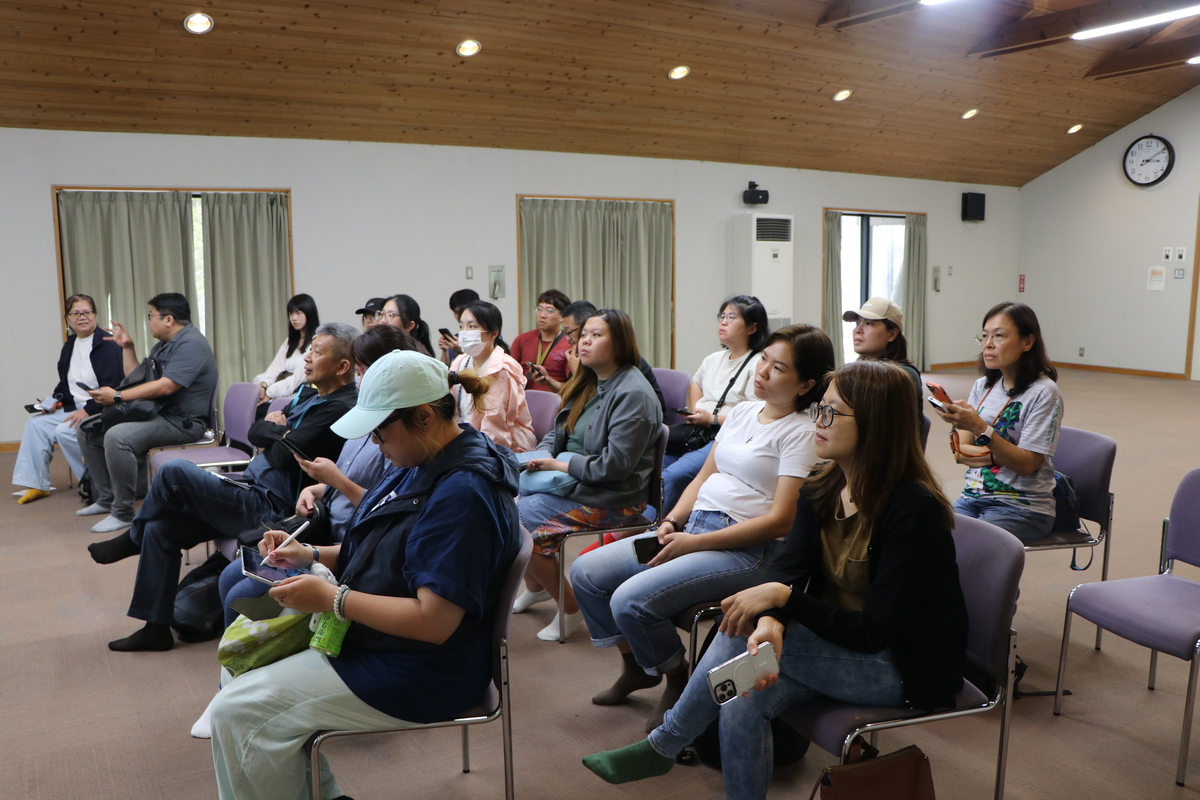 師生聆聽株式會社彩的地域振興協力隊成員分享彩事業的起源與發展。(另開新視窗/jpg檔)圖片