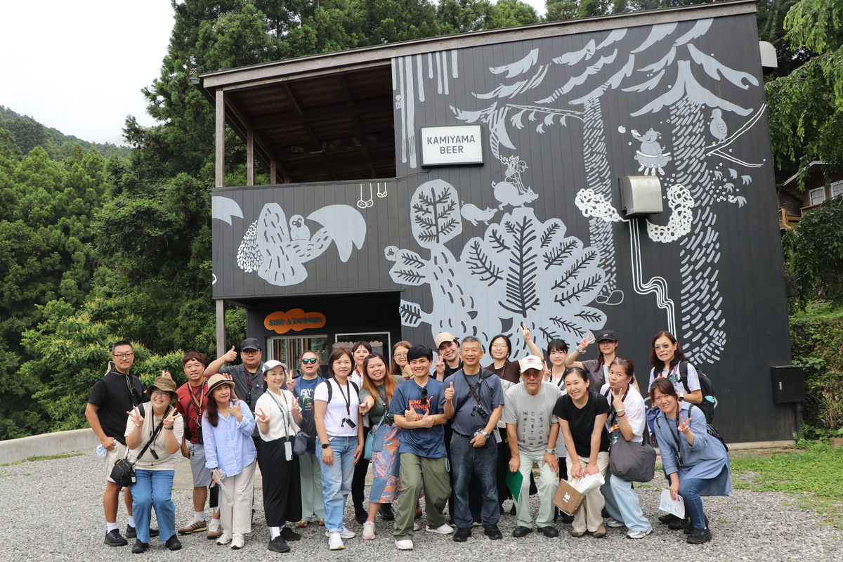 師生漫步於神山藝術村的導覽後，來到當地的精釀啤酒廠「KAMIYAMA BEER」前合影。(另開新視窗/jpg檔)圖片