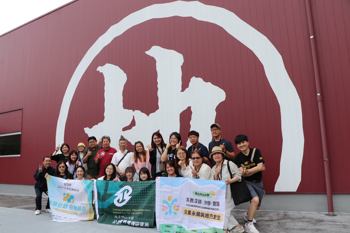 師生與四萬十Drama理事長高岡先生合影，並參觀其株式會社的加工廠。雙方交流民間自治組織的發展和地方特色物產的永續產業鏈。(另開新視窗/jpg檔)圖片