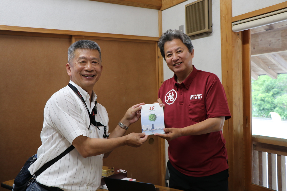 中山大學公事所郭瑞坤教授致贈公事所一卡通予高岡先生，並期盼未來高岡先生到訪高雄，交流地方創生和永續教育議題。(另開新視窗/jpg檔)圖片