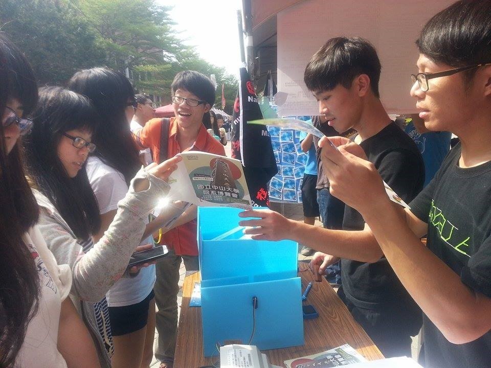 電機系讓同學試玩以電路原理製作出的器材(另開新視窗/jpg檔)圖片
