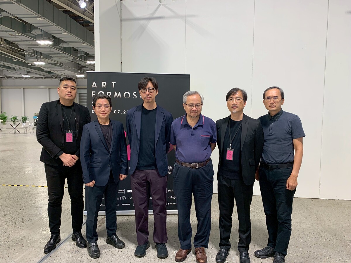 論壇學者及與會者合照，左起張正霖主任、胡懿勳教授、謝榮峯所長、陳宏星助理教授、張學孔藝術總監、鄭綸助理教授(另開新視窗/jpg檔)圖片