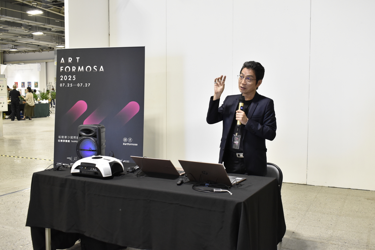 臺灣文創平台發展基金會董事胡懿勳，分享華人藝術市場的演變歷程。(另開新視窗/jpg檔)圖片